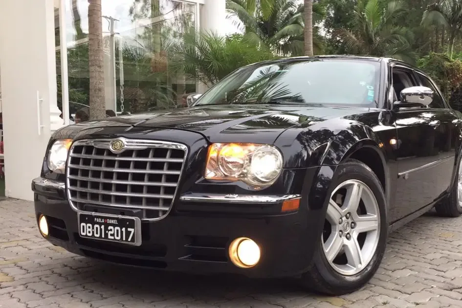Chrysler 300C preto da ABM Locações, carro de luxo para casamento