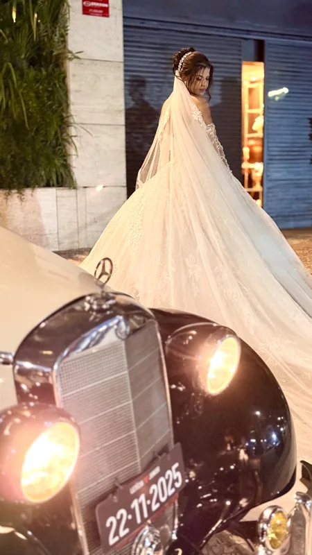 Grade e farol do Mercedes-Benz 170S 1951 com a noiva de véu longo ao fundo