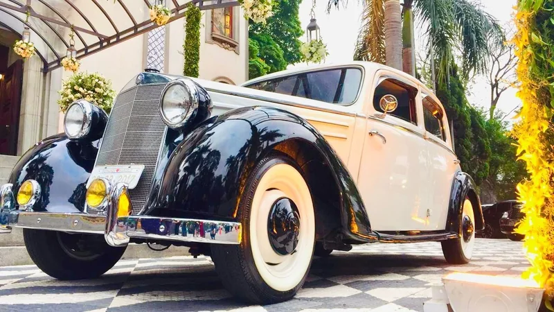 Mercedes-Benz 170S 1951 claro com para-lamas pretos e pneus de faixa branca sobre piso xadrez