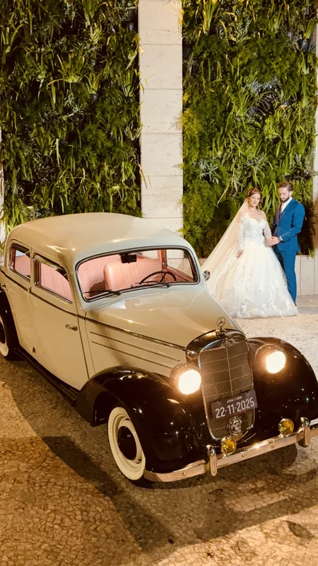 Mercedes-Benz 170S 1951 bege com para-lamas pretos e faróis acesos, noiva ao fundo